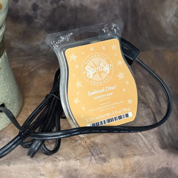 Scentsy Hatteras Mid Size Wax Warmer Light 6 Scent Bars Included - Picture 5 of 14